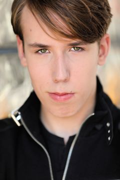 Zachary Haven interpreta Tony