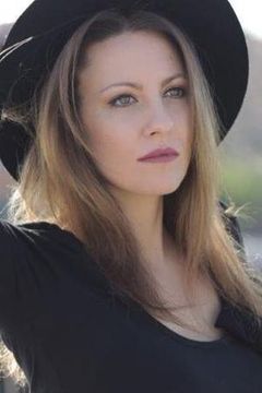 Giulia Vespoli interpreta segretaria bionda