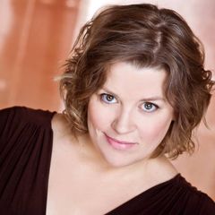 Darla Biccum interpreta Liz Walczak