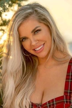 Kayla Collins interpreta Bob Saget Girl