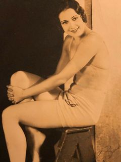 Olive Hatch interpreta Townswoman