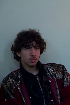 Adam Ramadan interpreta Alexandros