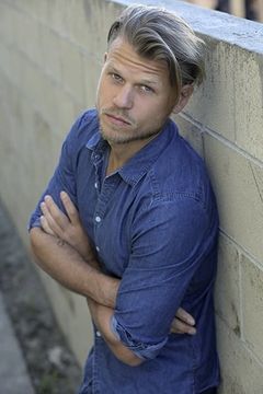 Aaron Schwartz interpreta Detective Mitchell
