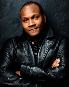 Garrett William Fountain interpreta Barman