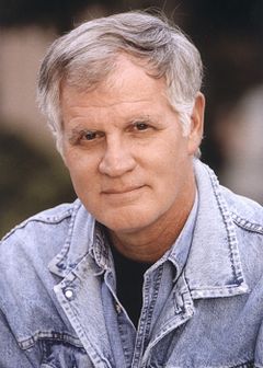 Brent Keast interpreta Radio Announcer (voice)