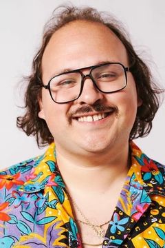 Stavros Halkias interpreta Casey