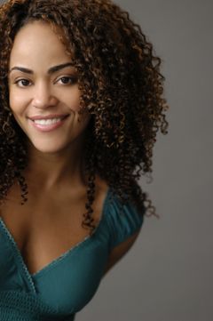 Tinashe Kajese interpreta Flo Crawley