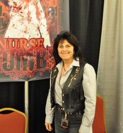 Sharon Ceccatti interpreta Nurse Flovilla Thatch