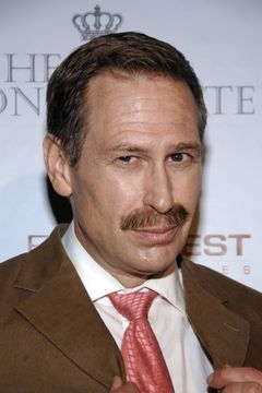 Scott Thompson interpreta Director