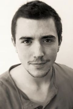Russell Crous interpreta Charlie - Jason's Assistant