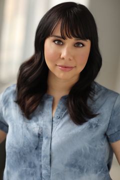 Maya Merker interpreta Elena's Maid