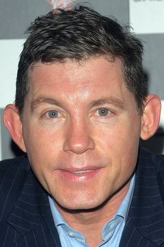 Lee Evans interpreta Tucker/Norman Phipps
