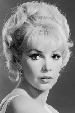 Stella Stevens interpreta Dollye Daly