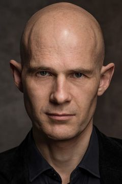 Andrew Byron interpreta Russian Lead Officer