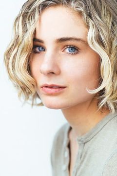 Lizzy DeClement interpreta Skate Rental Woman