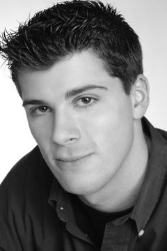 Christopher Place interpreta Police Officer