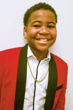 Young Dylan interpreta Bryce (voice)