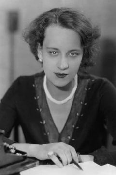 Georgia Backus interpreta Mrs. Keon