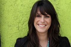 Kimberly McCullough interpreta Amy