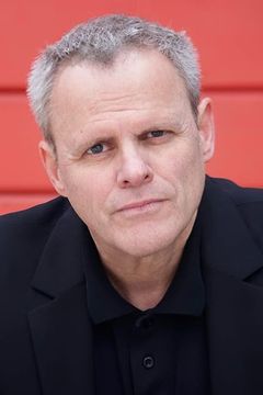 Tim Kelleher interpreta Ted Sorensen