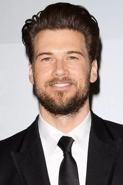 Nick Zano interpreta Bryan
