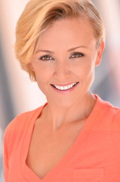 Heather L. Porter interpreta Reporter (uncredited)