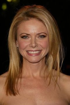 Faith Ford interpreta Julie Plummer