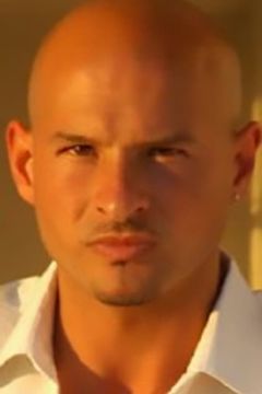 Carlos Peres interpreta German Bartender