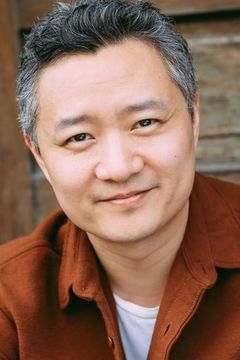 Yee Jee Tso interpreta Winston Peng