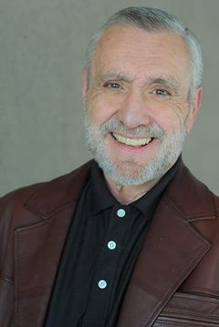 Peter Siragusa interpreta Additional Voices (voice)