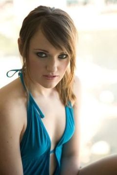 Elizabeth Brissenden interpreta Go Go Dancer