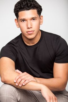 Alexander Dominguez interpreta Joe