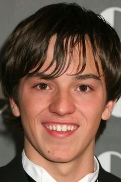 Seth Adkins interpreta Josh
