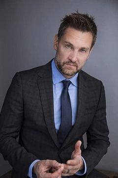 Christopher Wiehl interpreta Cheeseburger Cop