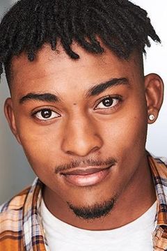 Camron Jones interpreta Bishop Marks