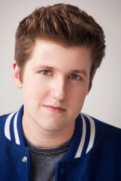 David Michael Paul interpreta Warner