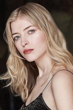 Eva Link interpreta Carrie Anne Jacobson
