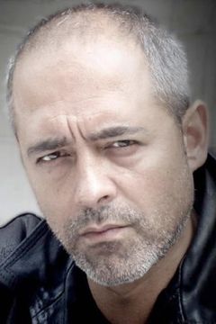 Philippe Chaubet interpreta Cemetery policeman