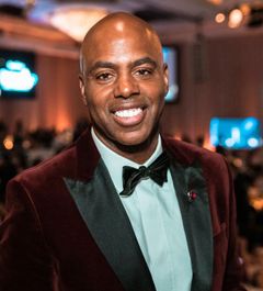 Kevin Frazier interpreta Fox Sportscaster