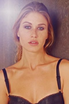 Olga Kent interpreta Russian Girl