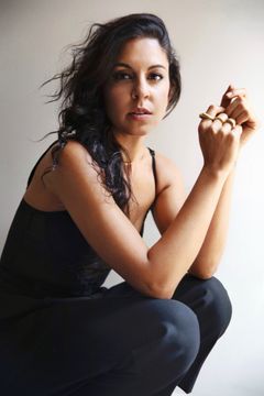 Liberty Cordova interpreta Hot Girl (uncredited)