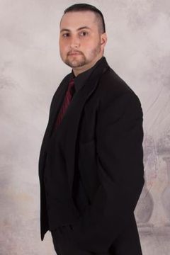 Valiant Michael interpreta Agent Bartoni