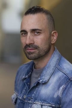 Jay Giannone interpreta Detective Kolfax