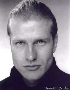 Thorsten Nickel interpreta Warner'Cougar' Kaugman