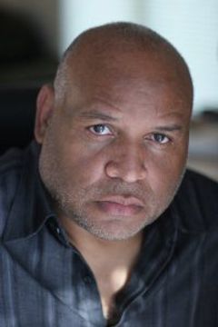 Christopher Gray interpreta Security Guard