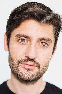 Max Marieges interpreta Sgt. Crespo