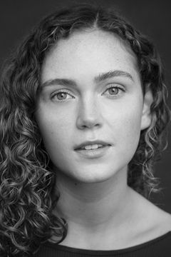Hannah Brady interpreta Miss Daphne