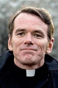 William O'Malley interpreta Father Joseph Dyer