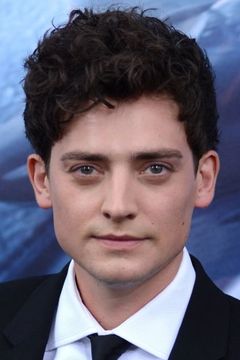 Aneurin Barnard interpreta Captain George Bisset