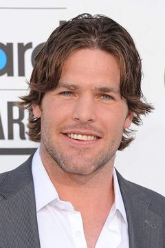 Mike Fisher interpreta Football Coach